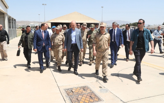 İçişleri Bakanı Soylu İHA'ları inceledi